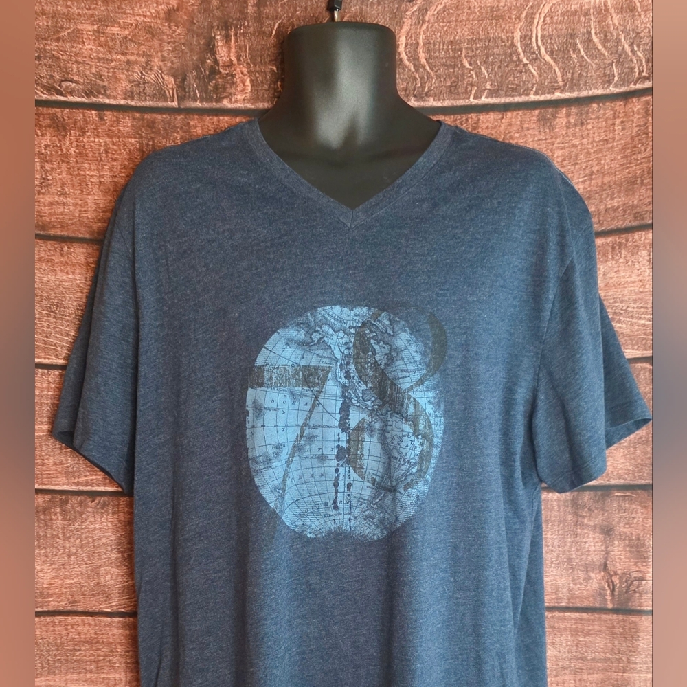 Banana Republic Men's Navy Graphic Tee Globe 78 Size XXL V-Neck AE-1822 - Picture 2 of 8
